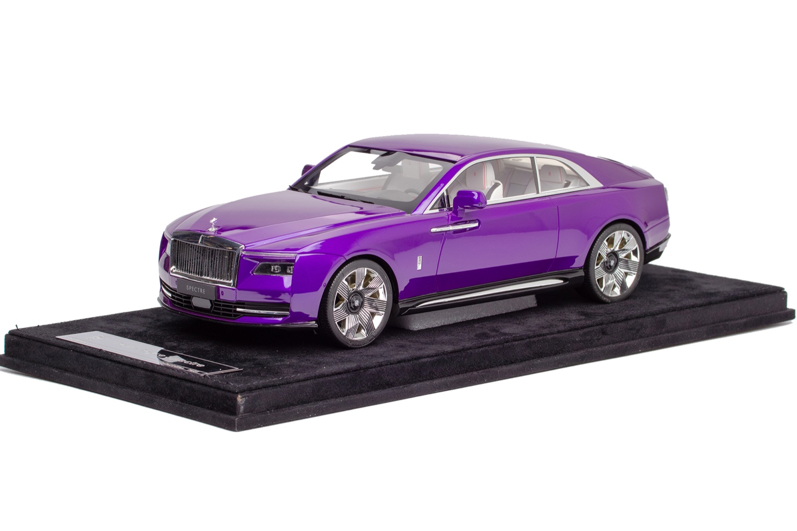 Rolls-Royce Spectre 2026 Violet на белом фоне